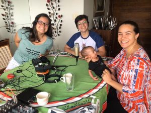 #95 Podcast D30: Mulheres Empreendedoras Nerds (Camila Reinehr) - Dicas - RPG - Mestre Charles Corrêa - - Finalmente, e para minha grande alegria, chegamos ao mês de março! Quando anualmente é celebrado, no dia 8, por nada menos que 100 diferentes nações, o Dia Internacional da Mulher.
Porém, para nós do D30, além de a data trazer à tona debates importantíssimos, como a igualdade de gênero e a violência contra as mulheres, aproveitamos a oportunidade para gravar uma edição especial do Podcast D30, que neste ano chega a sua terceira edição! Por isso chutei a bunda desses nerds e as mulheres tomaram o controle!
Como tudo no D30 acontece com certa emoção, a gravação deste podcast não foi diferente. Tivemos uma desistência 5 minutos antes do horário marcado, outra convidada acabou de se tornar mãe e tivemos que sincronizar muito bem nossas agendas (ela, inclusive, carregou os filhos recém-nascidos para a gravação). Tivemos alguns contratempos, mas no final tudo deu certo e aqui ele está! Quentinho do forno e feito com muito carinho para vocês!
Com o objetivo de produzir um conteúdo original, interessante e que seja útil para os ouvintes, principalmente para as mulheres que nos acompanham, convidamos duas profissionais que estão em momentos diferentes da vida para falar sobre empreendedorismo no meio nerd: Andressa Helum, também conhecida como Titia Lhama, fundadora da Taberna da Lhama, e Salimar Morais, chef e proprietária do Carcassonne Pub.
Que preenchamos todo os espaços! Beijos!
Para escutar nosso podcast agora é so dar o play! Your browser does not support the audio element.  
ATENÇÃO: Não esqueça que seu comentário é fundamental para sabermos o que está indo bem, o que desagrada, temas futuros, sugestões e afins. Então, deixe seu recado aqui no site ou envie pelo nosso Facebook, ou ainda pelo e-mail d30rpg@gmail.com. Também temos um grupo de Whatsapp, só pedir para entrar. E caso tenha interesse de fazer parte de nosso Discord clique aqui.
Para download, clique com o botão direito do mouse e a opção “salvar como” no seguinte link: MP3. Para acrescentar nosso podcast na Apple é só seguir esse endereço, e agora estamos também no Spotify.
Um pouco do que falamos:
Carcassonne Pub
Taberna da Lhama
Arí Helum Tattoo
Ludus Luderia SP
Dungeon Crawl Classics DCC
Lobisomem
Game of Thrones Boardgame
E meu sobrinho brincando com seus dados! # 37 PODCAST D30 – Mulheres do RPG #76 PODCAST D30 – Mulheres no RPG, parte 02! O post #95 Podcast D30: Mulheres Empreendedoras Nerds apareceu primeiro em D30 RPG.
-----------
D30 RPG | Finalmente, e para minha grande alegria, chegamos ao mês de março! Quando anualmente é celebrado, no dia 8, por nada menos que 100 diferentes nações, o Dia Internacional da Mulher. Porém, para nós do D30, além de a data trazer à tona debates importantíssimos, como a igualdade de gênero e a violência contra as mulheres, O post #95 Podcast D30: Mulheres Empreendedoras Nerds apareceu primeiro em D30 RPG.
