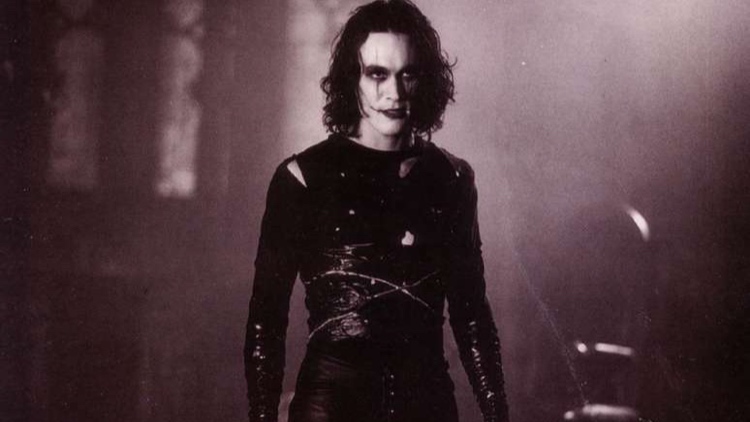 O Corvo – Parte 2: Adaptação para D&D 5e - RPG - Role Playing Game - RPG - Mestre Charles Corrêa - RolePlay Game, RPG, RPG de mesa, RPG Notícias - Se na primeira parte deste artigo exploramos a tragédia de Eric Draven, o Corvo, e as temáticas de ressurreição e vingança, agora é hora de mergulharmos em uma adaptação prática deste personagem para diferentes sistemas de RPG. O Corvo, em sua missão de justiça sobrenatural, carrega em si não apenas o fardo de seu próprio O post O Corvo – Parte 2: Adaptação para D&D 5e apareceu primeiro em UniversoRPG. A lenda, Erick Draven