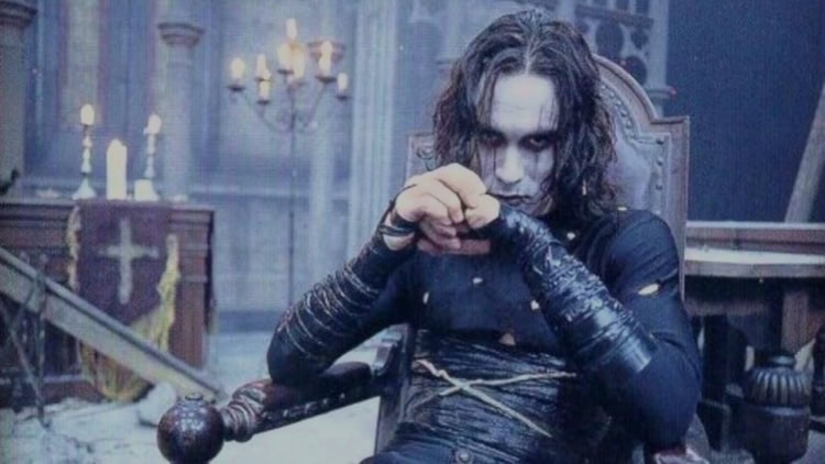 O Corvo – Parte 2: Adaptação para D&D 5e - RPG - Role Playing Game - RPG - Mestre Charles Corrêa - RolePlay Game, RPG, RPG de mesa, RPG Notícias - Se na primeira parte deste artigo exploramos a tragédia de Eric Draven, o Corvo, e as temáticas de ressurreição e vingança, agora é hora de mergulharmos em uma adaptação prática deste personagem para diferentes sistemas de RPG. O Corvo, em sua missão de justiça sobrenatural, carrega em si não apenas o fardo de seu próprio O post O Corvo – Parte 2: Adaptação para D&D 5e apareceu primeiro em UniversoRPG. Erick Draven simpático