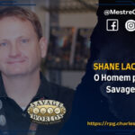 Shane Lacy Hensley: O Homem por Trás de Savage Worlds - RPG - Role Playing Game - RPG - Mestre Charles Corrêa - Clint Black, Criador de RPG, Dark Fantasy, Deadlands, Deadlands Reloaded, Fast Furious Fun, Game Designer, Horror RPG, Necessary Evil, Pinnacle Entertainment Group, Retropunk, Rippers, RPG, RPG Cinematográfico, RPG Cyberpunk, RPG de mesa, RPG fantasia, RPG Horror, RPG Pulp, RPG Universal, savage worlds, Savage Worlds Adventure Edition, Shane Lacy Hensley, sistema savage worlds, Sprawlrunners, SWADE, tabletop RPG, The Last Parsec, Weird Wars, Weird West - Shane Lacy Hensley é um dos nomes mais importantes da história dos RPGs de mesa modernos. Criador de Savage Worlds e fundador da Pinnacle Entertainment Group, Shane revolucionou o mercado ao desenvolver um sistema rápido, cinematográfico e flexível, conhecido pelo lema “Fast! Furious! Fun!”. Sua carreira ganhou destaque com Deadlands, cenário que misturava velho oeste, horror sobrenatural e steampunk de forma inovadora. Além de Savage Worlds, participou de diversos projetos ligados a RPGs, videogames e literatura pulp. Seu trabalho influenciou diretamente o design de sistemas universais modernos, consolidando Savage Worlds como um dos RPGs mais versáteis e respeitados do mundo. Shane Lacy Hensley: O Homem por Trás de Savage Worlds - RPG - Role Playing Game - RPG - Mestre Charles Corrêa - Clint Black, Criador de RPG, Dark Fantasy, Deadlands, Deadlands Reloaded, Fast Furious Fun, Game Designer, Horror RPG, Necessary Evil, Pinnacle Entertainment Group, Retropunk, Rippers, RPG, RPG Cinematográfico, RPG Cyberpunk, RPG de mesa, RPG fantasia, RPG Horror, RPG Pulp, RPG Universal, savage worlds, Savage Worlds Adventure Edition, Shane Lacy Hensley, sistema savage worlds, Sprawlrunners, SWADE, tabletop RPG, The Last Parsec, Weird Wars, Weird West - Shane Lacy Hensley é um dos nomes mais importantes da história dos RPGs de mesa modernos. Criador de Savage Worlds e fundador da Pinnacle Entertainment Group, Shane revolucionou o mercado ao desenvolver um sistema rápido, cinematográfico e flexível, conhecido pelo lema “Fast! Furious! Fun!”. Sua carreira ganhou destaque com Deadlands, cenário que misturava velho oeste, horror sobrenatural e steampunk de forma inovadora. Além de Savage Worlds, participou de diversos projetos ligados a RPGs, videogames e literatura pulp. Seu trabalho influenciou diretamente o design de sistemas universais modernos, consolidando Savage Worlds como um dos RPGs mais versáteis e respeitados do mundo.
