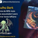 Cthulhu Dark: o sistema de RPG mais simples (e assustador) para jogar terror lovecraftiano - Paizo Pathfinder 2ª Edição - RPG - Mestre Charles Corrêa - como jogar cthulhu dark, criar aventuras de rpg, cthulhu, Cthulhu Dark, cthulhu em português, Horror Lovecraftiano, Jogos De Interpretação, Lovecraft, one-shot RPG, RPG de Horror, RPG de mesa, RPG para iniciantes, rpg simples, sistema de RPG, terror cósmico - Cthulhu Dark é um sistema de RPG minimalista perfeito para contar histórias de horror lovecraftiano sem fichas complexas. Com poucos dados e foco total na narrativa, você interpreta investigadores comuns enfrentando segredos cósmicos, loucura e cultos sombrios. Neste guia, você aprende como o sistema funciona e como criar suas próprias aventuras inspiradas nos contos de H.P. Lovecraft.