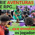Como criar aventuras de RPG envolventes (Guia para Mestres) (RPGames Brasil) - Dicas - RPG - Mestre Charles Corrêa - - Crédito da fotografia - Ethernalys RPG por Filipe Lutalo Criar uma boa aventura de RPG vai muito além de preparar monstros, mapas e tesouros. O que realmente torna uma sessão memorável é a experiência que os jogadores vivem durante a história. Uma aventura envolvente prende a atenção da mesa, desperta curiosidade e faz os jogadores sentirem que suas escolhas realmente importam. A seguir estão algumas técnicas simples que podem transformar suas aventuras e tornar suas sessões muito mais imersivas. 1. Gancho de aventuras magnéticos Uma aventura precisa de um bom ponto de partida. Um gancho forte desperta curiosidade e faz os jogadores quererem descobrir o que está acontecendo. Alguns exemplos de ganchos: Um desaparecimento misterioso. Um objeto antigo ou futurista com poderes desconhecidos. Um ataque inesperado durante uma viagem. Um pedido de ajuda vindo de um personagem suspeito. Evite começar a sessão com algo genérico como:
“Vocês estão na taverna e um homem oferece trabalho.” Tente criar uma situação que desperte imediatamente a curiosidade do grupo. “Vocês estão na taverna Grifo Dourado para um jantar, quando escutam um forte estrondo. O teto rui e uma explosão acontece no meio do salão. Gritos de pedidos de ajuda tiram vocês do choque inicial. Vocês estão agora embaixo de escombros...